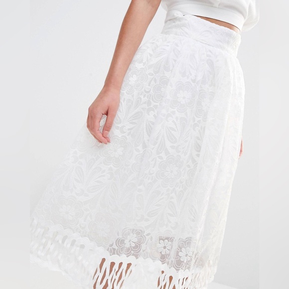 Chi Chi London Premium Lace Skirt with Cutwork Detail - Picture 4 of 12